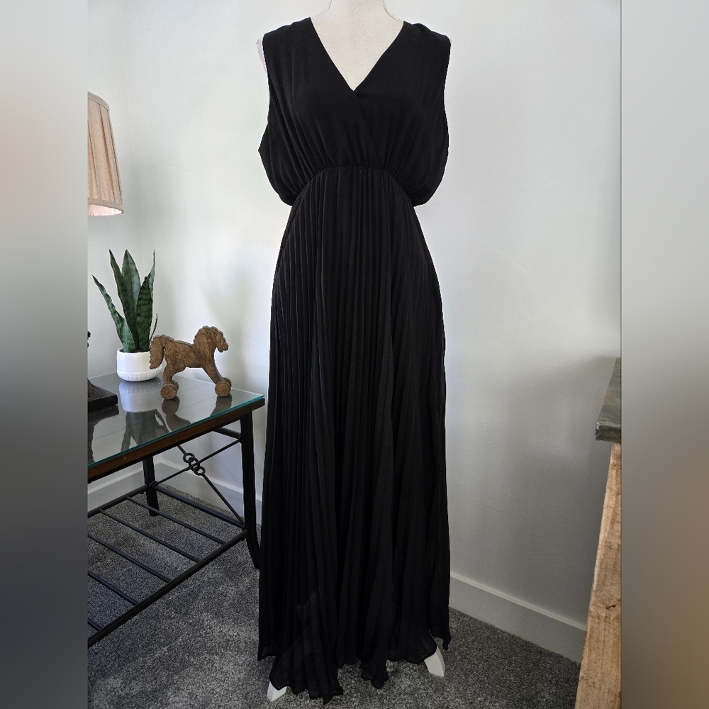Tribal Femme Plisse Sleeveless V-neck Maxi Dress. Black. Size 8. New.